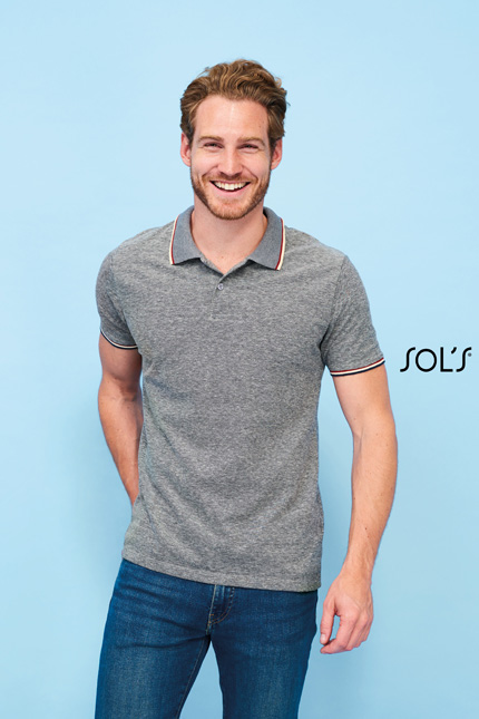  Paname Men - 02081  POLO-SHIRTS / SOLS  Ανδρικό πόλο πικέ  Περιγραφή: Κοντά μανίκια με πλαϊνές ραφές, πατιλέτα με 3 κουμπιά και ριπ στο γιακά και στα μανίκια με ρίγες σε χρωματική αντίθεση. Το ύφος του είναι σύγχρονο και επαγγελματικό, ιδανικό για κάθε επαγγελματική εκδήλωση.  Σύνθεση:  Πικέ 180g/m² - 60% βαμβάκι - 40% πολυέστερ   Επικοινωνήστε μαζί μας για να βρούμε μαζί αυτό που θέλετε. Η εφαρμογή του είναι άνετη και ευκολοφόρετη, ιδανική για εργαζόμενους σε χώρους εστίασης ή γραφείου.Διατίθεται σε ποικιλία χρωμάτων για να καλύψει τις ανάγκες σας. Η δυνατότητα προσαρμογής με εκτυπώσεις λογοτύπου ή μηνύματος του πελάτη το καθιστά ιδανικό για εταιρική χρήση.Μην χάσετε την ευκαιρία να εμπλουτίσετε την επαγγελματική σας ένδυση με αυτό το εξαιρετικό πόλο. Επαγγελματική ένδυση που συνδυάζει στυλ και άνεση, απαραίτητο για κάθε επαγγελματική περίσταση!